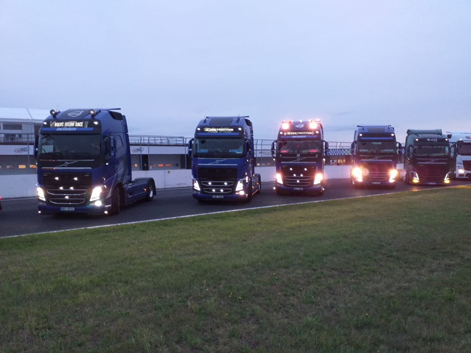 Vozový park SDOS Logistik — řada tahačů Volvo FH před výjezdem